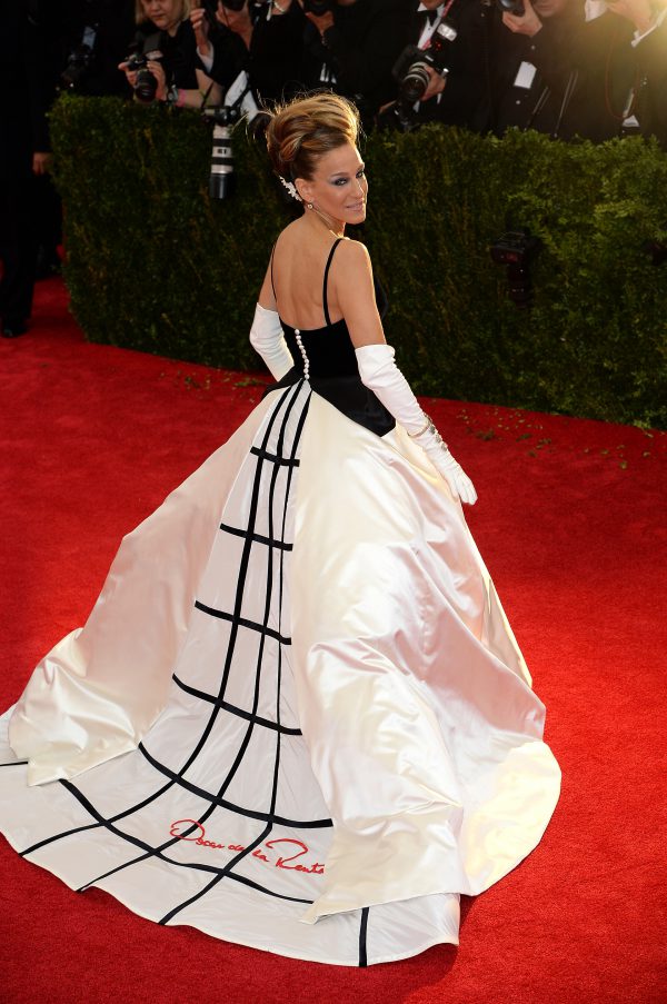 Sarah-Jessica-Parker-Oscar-de-la-Renta-Met-Gala-2015-Fashion-OnGiselleAve